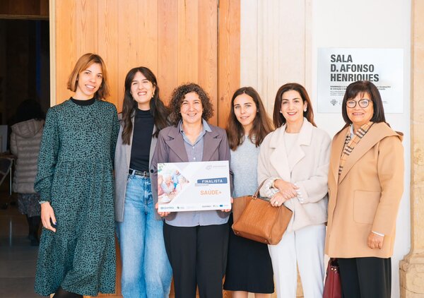 lilia_ana_aguas___segunda_a_contar_da_esquerda___com_equipa_da_santa_casa