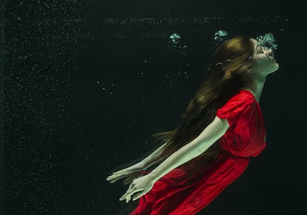 mulher_com_vestido_vermelho_sob_a_agua_1_1024_2500
